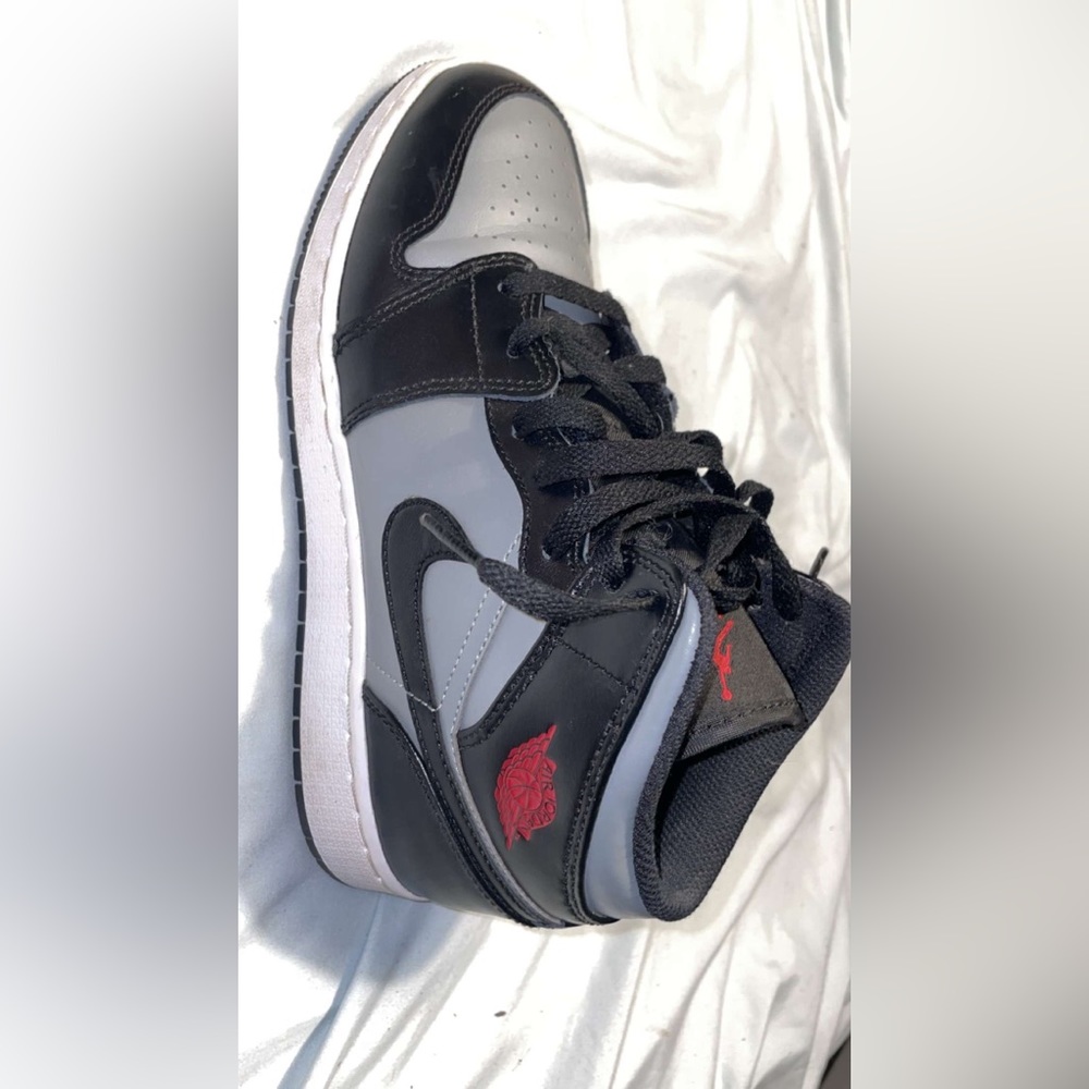 shadow jordan 1 mids in mint condition a few creases only worn 3 times